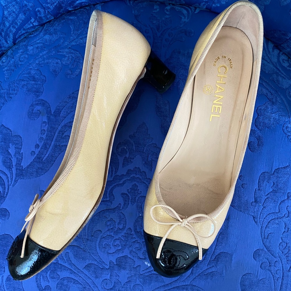 Chanel kitten heel pump (size 40)